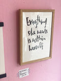 Poster "Everything she needs" (gerahmt) - ORIGINAL DESIGN: Brush Lettering