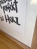 Poster "Perfekt ins Herz" (gerahmt) - ORIGINAL DESIGN: Brush Lettering