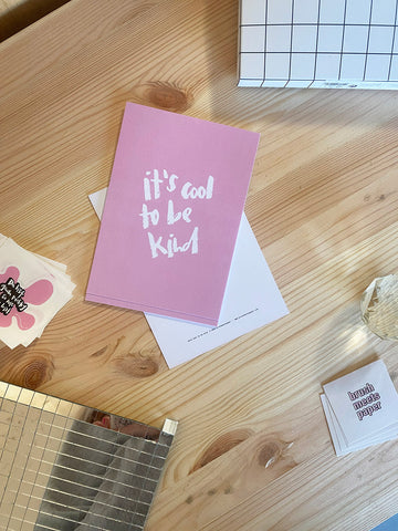 Postkarte "Cool to be kind" - Typografie-Karte