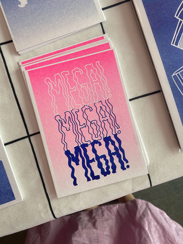 Risographie Lettering Postkarte "MEGA"