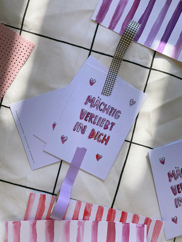 Postkarte "Mächtig verliebt" Valentinstagskarte - Hand Lettering